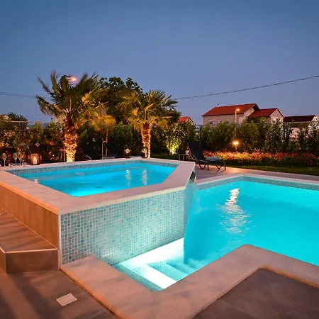 فيلة Sunset Poolfield *