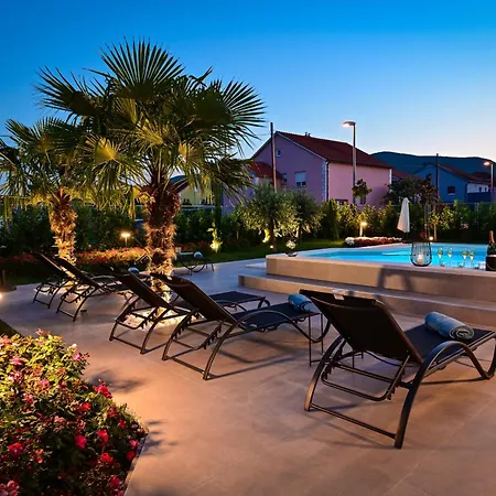 فيلة Sunset Poolfield