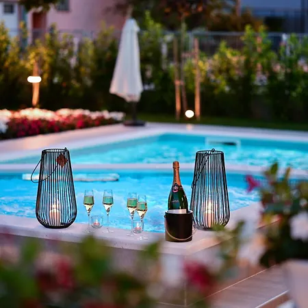 فيلة Sunset Poolfield سيني